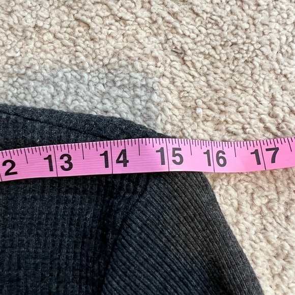 TLA Women’s Gray Waffle Knit Top Size Medium - Picture 6 of 9